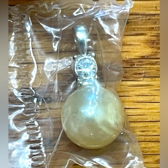 !!NEW!! Avon Daisy-Jane 5 Day Pendant Necklace Set - Picture 6 of 11